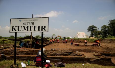 Tim arkeolog dari Balai Pelestarian Cagar Budaya (BPCB) Jatim bersama warga melakukan ekskavasi ketiga situs Kumitir di Dusun Bendo, Desa Kumitir, Kecamatan Jatirejo, Kabupaten Mojokerto, Jawa Timur. Pemkot Mojokerto memetakan bangunan cagar budaya di sejumlah lokasi.