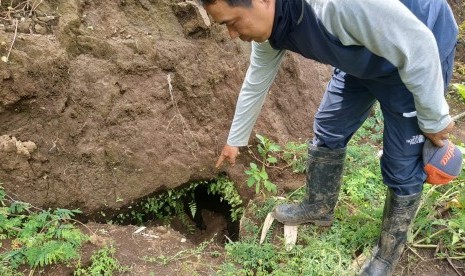 Tim arkeolog menemukan gua saluran air yang berpotensi untuk diteliti lebih lanjut di Desa Sekaran, Sekarpuro, Pakis, Kabupaten Malang, Senin (18/3). 