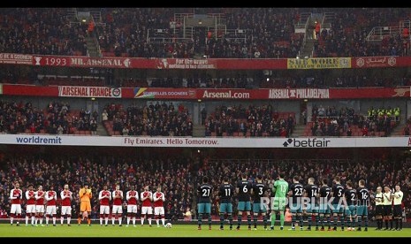 Stadion Emirates, London, Inggris. Pemilik Olympiakos dan Nottingham Forest, Evangelos Marinakis, yang dinyatakan positif terinfeksi virus Corona atau Covid-19 sempat hadir di Emirates saat Olympiakos menyingkirkan Arsenal dari Liga Eropa.