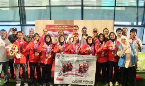 Tim Arung Jeram Putri Indonesia U-23 (depan).