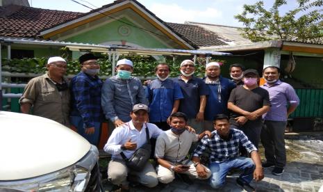 Tim Asatidz dan Tim Khidmat Pesantren Az-Zikra  belajar bisnis kebun hidroponik kepada praktisi bisnis hidroponik Slamet Riyanto di Depok.