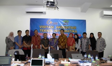 Tim asesor BAN-PT melakukan foto bersama jajaran pimpinan STMIK Nusa Mandiri Jakarta. 