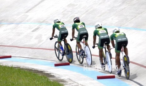 Tim atlet balap sepeda Jawa Timur memacu sepadanya pada pertandingan final nomor Team Pursuit Men Elite PON XIX 2016, di Velodrome Munaip Saleh, Kota Cimahi, Jabar, Rabu (28/9). 