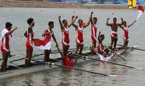 Tim atlet dayung berhasil peroleh medali emas Asian Games 2018 pada nomor Men's Lightweight Eight (LM8) atau ringan delapan putra