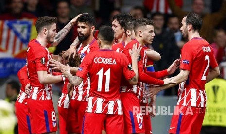 Tim Atletico Madrid merayakan gol pada pertandingan leg pertama perempat final Liga Eropa di Metropolitan Stadium, Madrid, Jumat (6/4) dini hari.