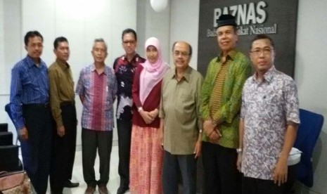 Tim audiensi Fakultas Agama Islam Universitas Muhammadiyah Jakarta (FAI UMJ) berfoto bersama dengan Ketua Baznas Prof Dr Bambang Soedibyo di kantor Baznas Jakarta, Selasa (5/1).