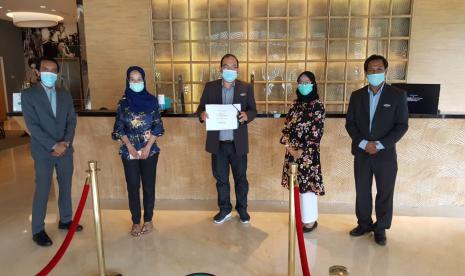  Tim audit Irma Rachmawaty (SCI)/ATL dan Sinar Komala (SCI)/Auditor didampingi  General Manager THE 1O1 Jakarta Sedayu Darmawangsa Garna Sobhara Swara dan Tim Satgas Covid-19 THE 1O1 Jakarta Sedayu Darmawangsa.