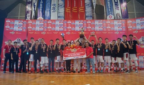 Tim Bakset Putra UPH saat menerima gelar juara LIMA Nasional Basket musim ketiga di Surabaya, Ahad (15/2).