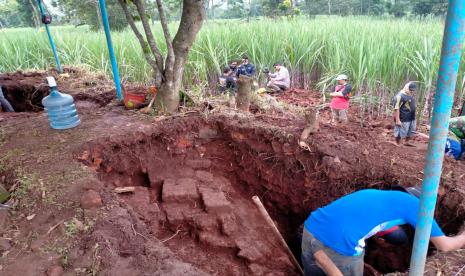 Tim Balai Pelestarian Cagar Budaya (BPCB) Jawa Timur melaksanakan ekskavasi Situs Srigading di Dusun Manggis, Desa Srigading, Kecamatan Lawang, Kabupaten Malang, Kamia (10/2/2022).