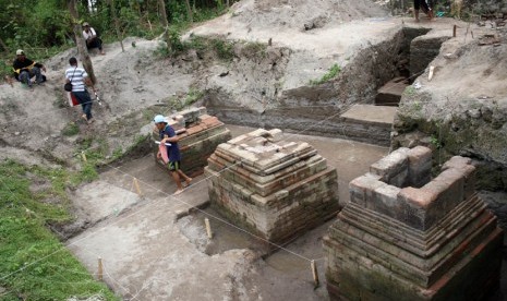 Tim Balai Pelestarian Cagar Budaya (BPCB) Trowulan melakukan penelitian di lokasi penggalian temuan situs bangunan yang ditemukan di perkarangan rumah warga di Desa Sumberejo, Kecamatan Badas, Kabupaten Kediri, Jawa Timur, Rabu (3/12).