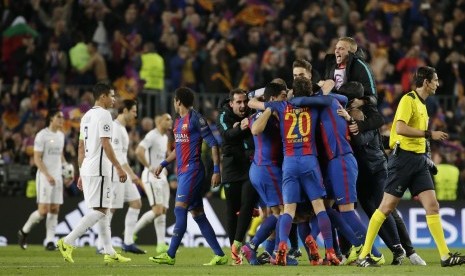 Tim Barcelona merayakan kemenangan usai mengalahkan PSG dengan skor 6-1 dalam lanjutan leg kedua Liga Champions di Camp Nou