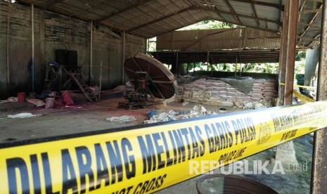 Tim Bareskrim Mabes Polri menyegel sebuah pabrik pembuatan pupuk yang diduga palsu di Desa Parakanlima, Kecamatan Cikembar, Kabupaten Sukabumi Kamis (2/3). Pabrik tersebut memproduksi ratusan ton pupuk yang disalurkan ke Sumatera dan Kalimantan