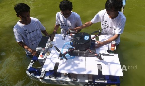 Tim Barunastra dari Institut Teknologi Sepuluh Nopember (ITS) mempersiapkan kapal tanpa awak untuk dipertunjukan di sela-sela pelepasan tim robot ITS untuk berlaga di RoboCup International 2018 Montreal Canada, di Kampus ITS, Surabaya, Jawa Timur, Selasa (5/6/2018). ITS memiliki delapan prodi jenjang D4 dan 31 jenjang S1.