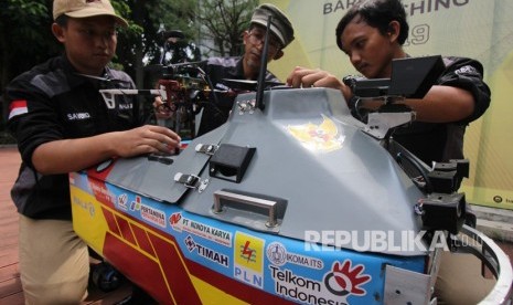 Tim Barunastra Institut Teknologi Sepuluh Nopember (ITS) Surabaya mempersiapkan prototipe kapal Nala G.4 sebelum diperagakan di ITS Surabaya, Jawa Timur, Rabu (8/5/2019). 