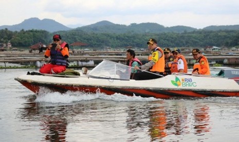  Tim Basarnas melakukan pencarian kapal tenggelam di Waduk Cirata, Kabupaten Purwakarta, Sabtu(23/12). Hingga hari ketiga pencarian enam korban kapal tenggelam, hasilnya masih nihil.