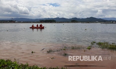 Tim Basarnas melakukan pencarian kapal tenggelam di Waduk Cirata, Kabupaten Purwakarta, Jumat (22/12).