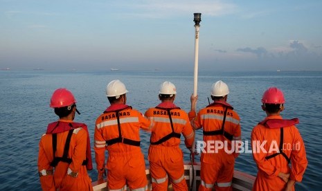 Tim Basarnas memantau dari haluan kapal saat pencarian korban kapal motor Arista yang tenggelam di Peraiaran Makassar, Sulawesi Selatan, Kamis (14/6).