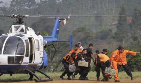  Tim Basarnas mengeluarkan kardus yang berisi peralatan untuk operasi pencarian korban jatuhnya pesawat Sukhoi di Pasir Pogor, Bogor, Jumat (11/5).