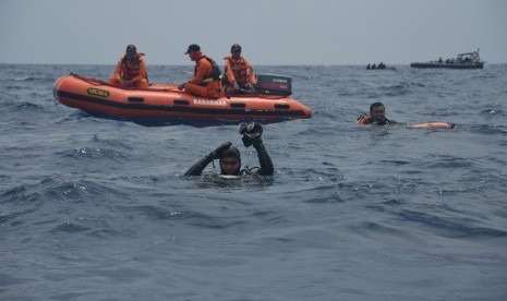 Tim Basarnas Special Group (BSG) melakukan penyelaman untuk mencari puing dan jenazah korban kecelakaan pesawat Lion Air JT 610 di perairan Karawang, Jawa Barat, Selasa (30/10/2018). 