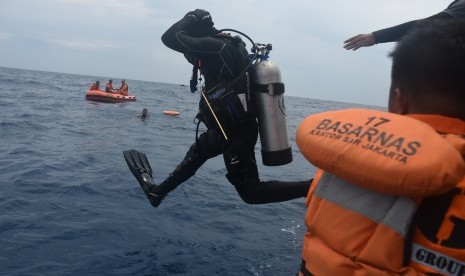 Tim Basarnas Special Group (BSG) melakukan penyelaman untuk mencari puing dan jenazah korban kecelakaan pesawat Lion Air JT 610 di perairan Karawang, Jawa Barat, Selasa (30/10/2018). 