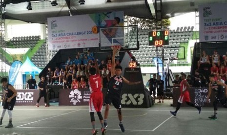 Tim basket 3x3 Indonesia (baju hitam) berlaga pada ajang test event Asian Games 2018 di Jakarta, Jumat (1/12).