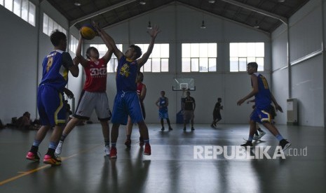 Tim basket 3X3 Timnas Putri bertanding melawan tim basket putra UNJ saat pemusatan latihan nasional (Pelatnas) Asian Games 2018, di lapangan basket Istana Kana, Jakarta, Jumat (12/1). 