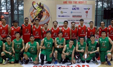 Tim basket Gojek (kostum merah).