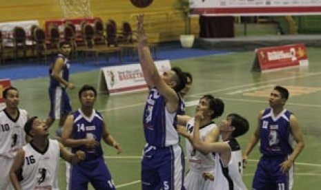 Tim basket Mahaka Media (biru) saat menghadapi tim Terbit Sports.