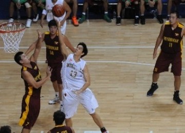 Tim basket putra saat berhadapan dengan tim Myanmar di Sport Britama Arena, Jakarta, Senin (14/11/2011)