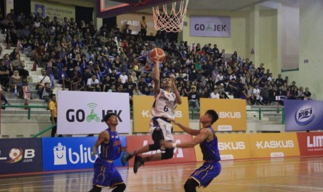 Pertandingan bola basket putra Liga Mahasiswa (LIMA).