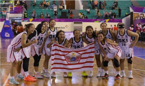 Tim Basket Putri DKI Jakarta berhasil meraih medali perunggu setelah mengalahkan Sulawesi Selatan dengan skor 69-53 pada game yang berlangsung di Mimika Sport Complex. Sabtu (09/10)