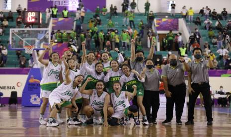 Tim basket putri Jawa Timur merayakan keberhasilan meraih medali emas basket 5x5 putri PON XX Papua setelah mengalahkan Bali 56-37 di final yang berlangsung di Mimika Sport Complex. Sabtu (9/10)