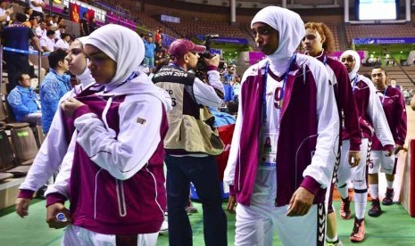 Tim basket putri Qatar meninggalkan lapangan setelah beberapa pemainnya tidak diperbolehkan mengenakan hijab saat menghadapi Mongolia di Hwaseong Sports Complex selama perhelatan Asian Games 2014 Incheon. 