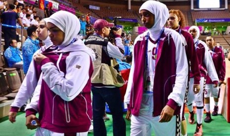 Tim basket putri Qatar mundur dari pertandingan pertama di Asian Games melawan Mongolia, Rabu (24/9) karena sejumlah pemainnya diminta melepaskan jilbab.