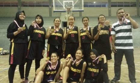 Tim basket putri UBSI Perwokerto pasca menerima mendali kemenangan di POM Rayon III Jawa Tengah.