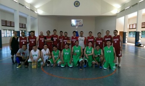 tim basket Republika (berdiri) dengan tim basket Bank Syariah Mandiri (duduk). 