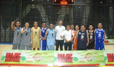 Tim basket Siwo Jaya berfoto dengan Head of Marketing Communication Sinar Mas Land Bramamesta Bragjanata, Kamis (20/11).