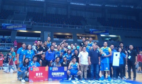 Tim Basket SM Pertamina meraih trofi juara turnamen basket Perbasi Cup 2016 setelah mengalahkan CLS Knights 67-51 di Britama Arena, Mahaka Square, Kelapa Gading, Jakarta, Ahad (30/10).