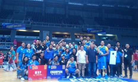 Tim Basket SM Pertamina meraih trofi juara turnamen basket Perbasi Cup 2016 setelah mengalahkan CLS Knights 67-51 di Britama Arena, Mahaka Square, Kelapa Gading, Jakarta, Ahad (30/10).