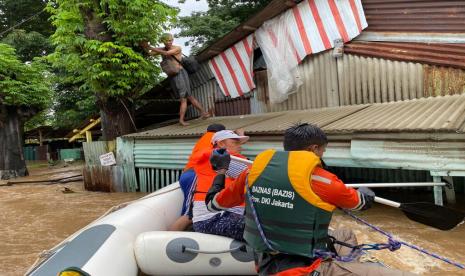 Tim Baznas Bazis Tanggap Bencana DKI Jakarta turut melakukan evakuasi di sejumlah titik banjir yang melanda ibu kota, pada Ahad (21/2).