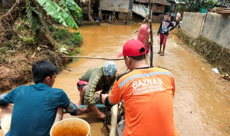 Tim Baznas Tanggap Bencana Provinsi Banten membantu masyarakat terdampak agar lekas dapat kembali beraktivitas normal.