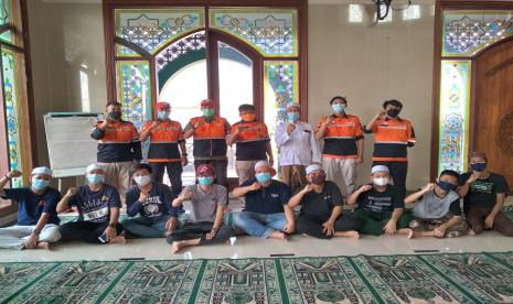 Tim BAZNAS Tanggap Bencana Pusat bersama dengan BAZNAS Tanggap Bencana DKI Jakarta menggelar aksi Masjid Tanggap Bencana untuk Remaja Masjid Al-Muqorrobin, Cipinang Melayu, Kecamatan Makasar, Jakarta Timur, Selasa (27/4). Kegiatan ini bertujuan untuk mengurangi risiko kebencanaan, mengingat bencana banjir 5 tahunan yang sering terjadi di Cipinang Melayu.