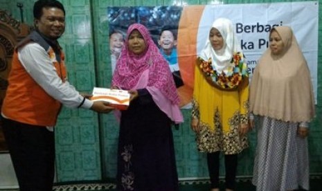 Tim Berbagi Buka Puasa (BBP) Rumah Zakat menghampiri warga Lamper Mijen Semarang, Senin Sore (21/5). 