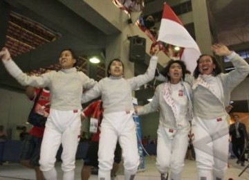 Tim Beregu Putri Anggar Indonesia (dari kiri-kanan), Maria Wauran, Diah Permatasari, Amelia Noerliyami, dan Reni Anggraeni merayakan kemenangannya dari tim Anggar Vietnam dalam babak final nomor Sabel Beregu Putri di SEA Games XXVI, Depok, Jawa Barat, Rabu