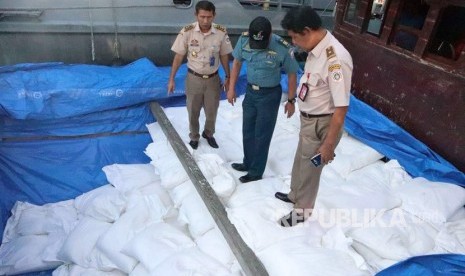 Tim Bidang Pengawasan dan Penindakan Karantina Belawan bersama dengan TNI AL berhasil mengagalkan upaya penyelundupan 20,5 ton beras ketan asal Thailand di Pelabuhan Belawan, Sumatera Utara.