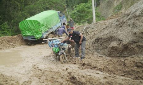 Tim BMH mengantarkan hewan qurban ke daerah  Seko, Luwu Utara, Sulawesi Selatan, Jumat (8/7/2022).