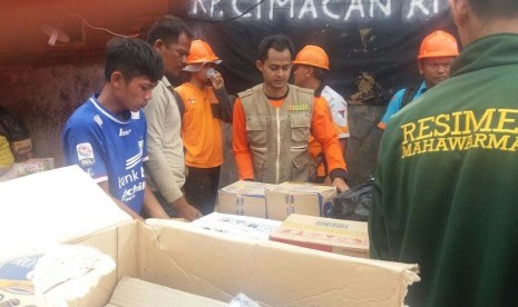 Tim BMH menyalurkan bantuan kepada korban banjir bandang Garut.