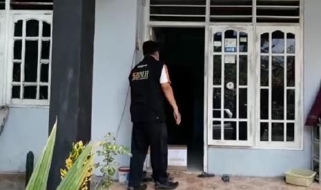 Tim BMH Perwakilan DIY melakukan aksi blusukan untuk mengantarkan sembako dan paket isolasi mandiri (isoman) kepada warga.