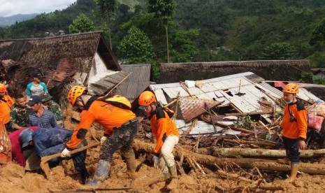 Tim BMH-SAR Hidayatullah melakukan proses evakuasi.