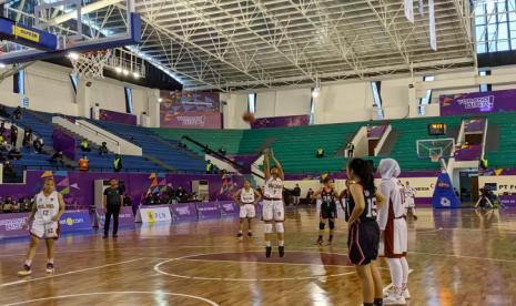 Tim bola basket 5x5 putri Sulawesi Selatan (seragam putih) bertanding menghadapi DKI Jakarta dalam laga Pool Y PON XX Papua di Mimika Sport Complex, Mimika, Kamis (30/9/2021). Sulawesi Selatan memenangkan pertandingan itu dengan skor 66-56. 